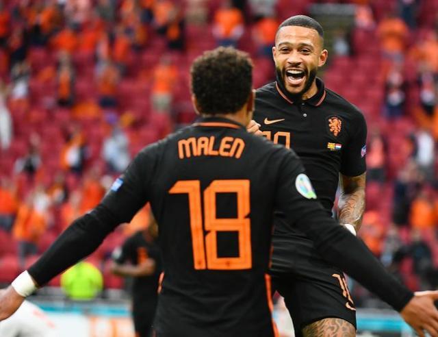 詹姆斯亲自 詹姆斯亲自