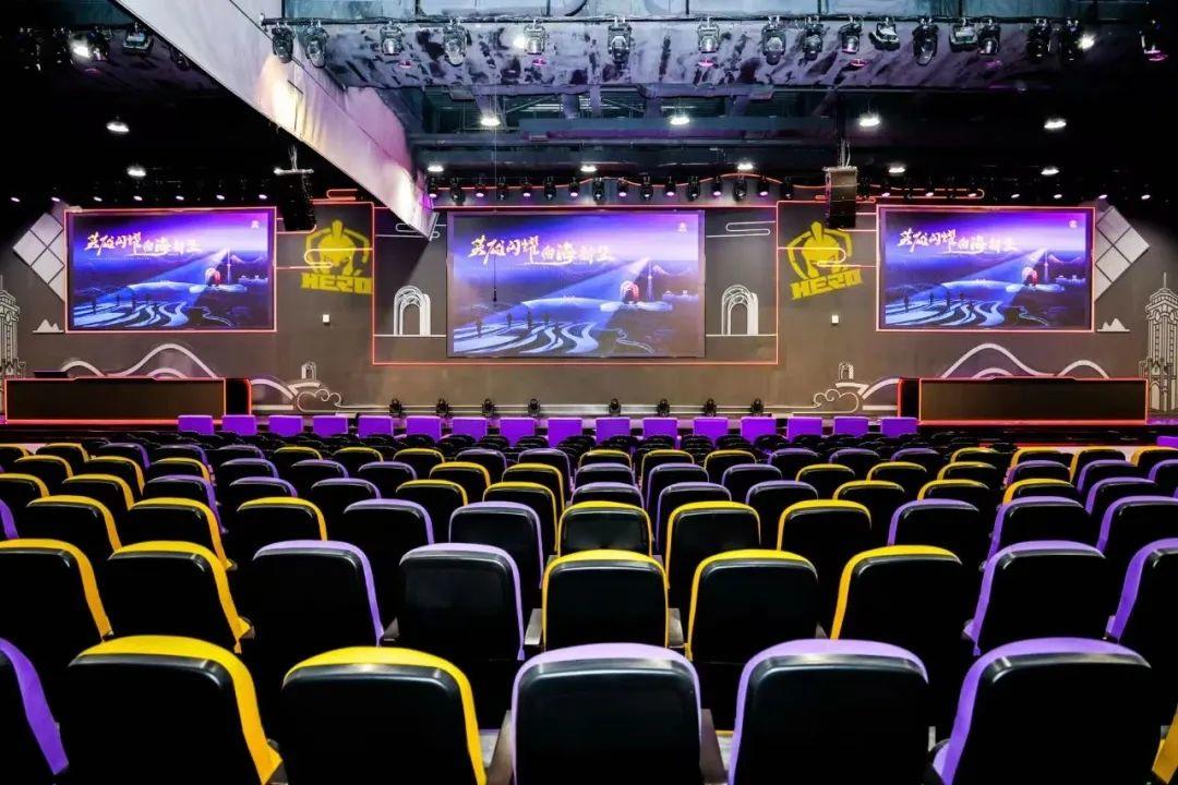 了他目前在 了他目前在